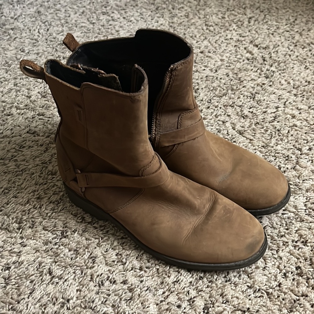 Teva De La Vina Dos Boots Size 8.5
